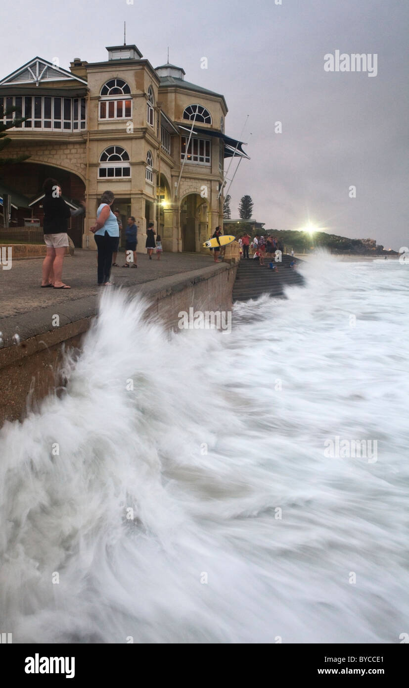 Exceptionnellement grandes ondes de marée haute livre par rapport à l'Indiana Tea Rooms à Cottesloe Beach à la suite du cyclone Bianca Banque D'Images