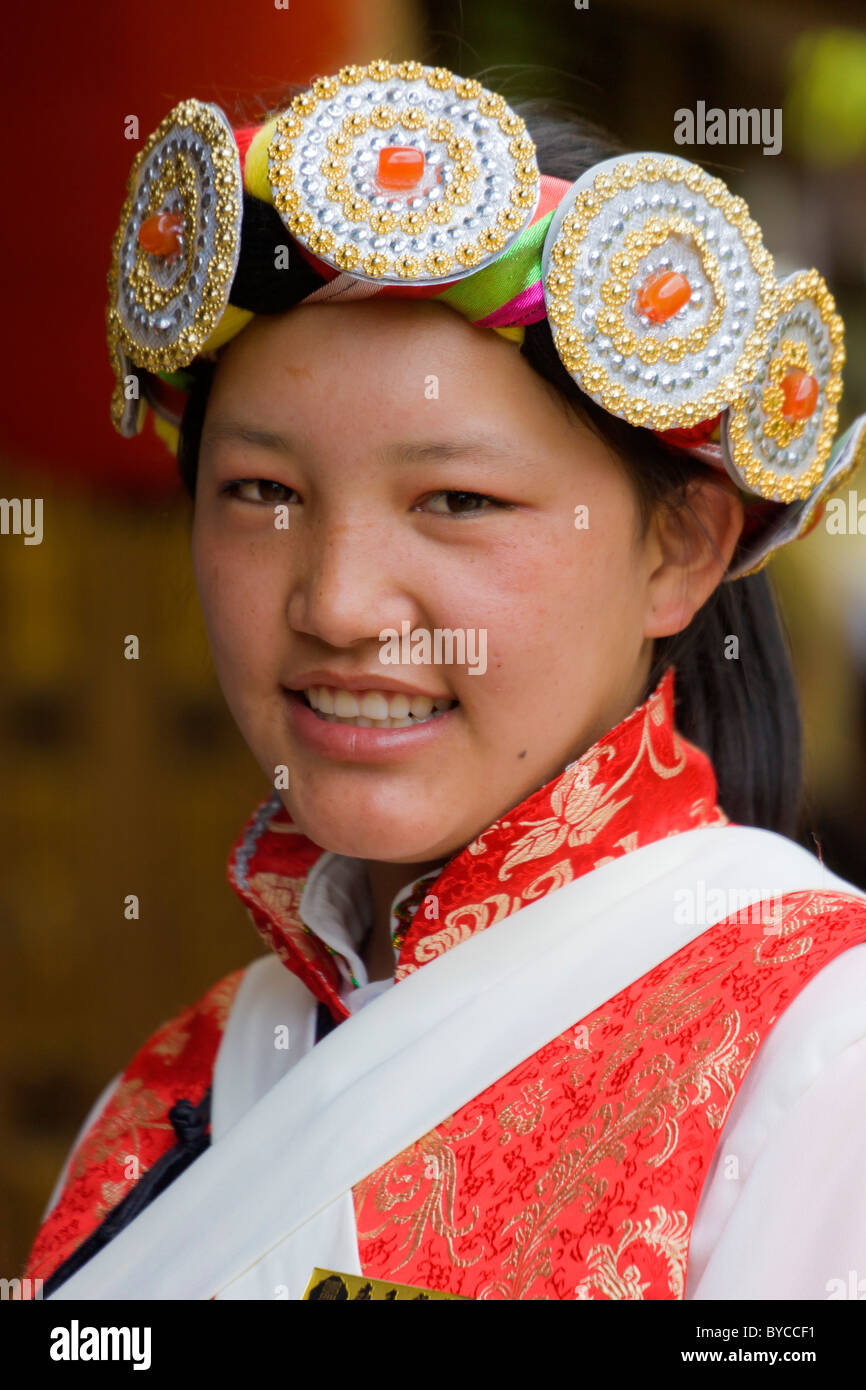 Jeune femme en costume traditionnel Naxi de Lijiang, dans la province de Yunnan, Chine. JMH4763 Banque D'Images