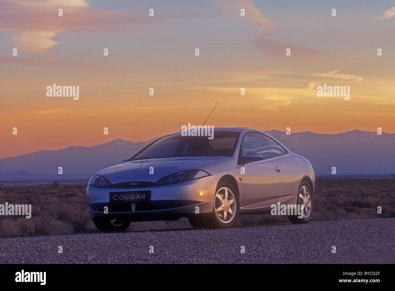 1998 Ford Cougar dans la région de désert de Mojave, Californie USA Banque D'Images