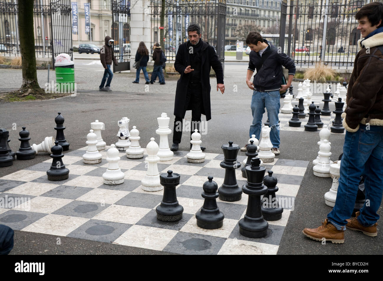Les gens jouent à un jeu de très grandes / grand / grands échecs / géant dans un parc public à Genève / Geneva, Suisse. Banque D'Images