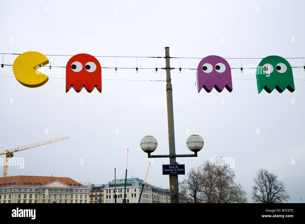 Lumières de Noël suisse en forme de Pac Man / Pac Hommes / personnages de jeu vidéo Pacman, par Lac / Lake Geneva. Genève. La Suisse. Banque D'Images