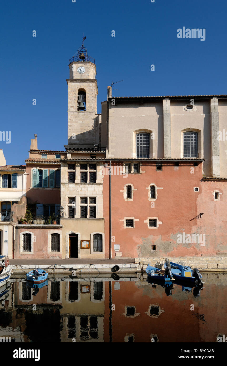 Canal & Eglise ou Eglise Sainte-Madeleine-de-l'Île, ou Sainte-Marie-Madeleine, Ile de Brescon, Martigues (la Venise de Provence), Provence France Banque D'Images