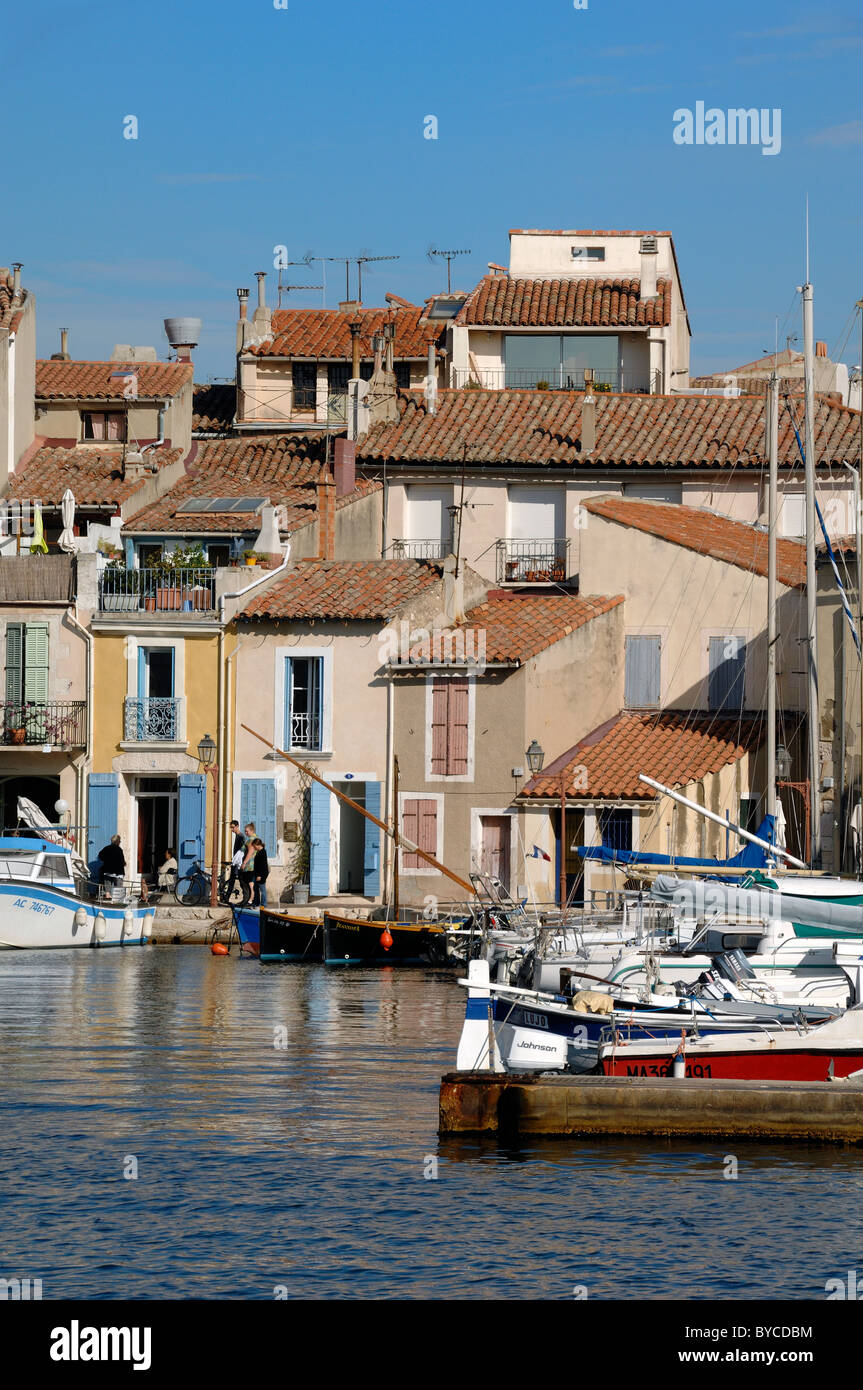 Maisons au bord du canal de l'Île Brescon ou Island, le Miroir aux oiseaux, Martigues (la Venise Provençale'), France Banque D'Images