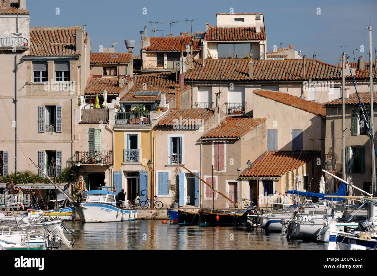 Maisons des canaux sur l'île de Brescon, ou le Miroir aux oiseaux, Martigues (la Venise de Provence), Provence France Banque D'Images