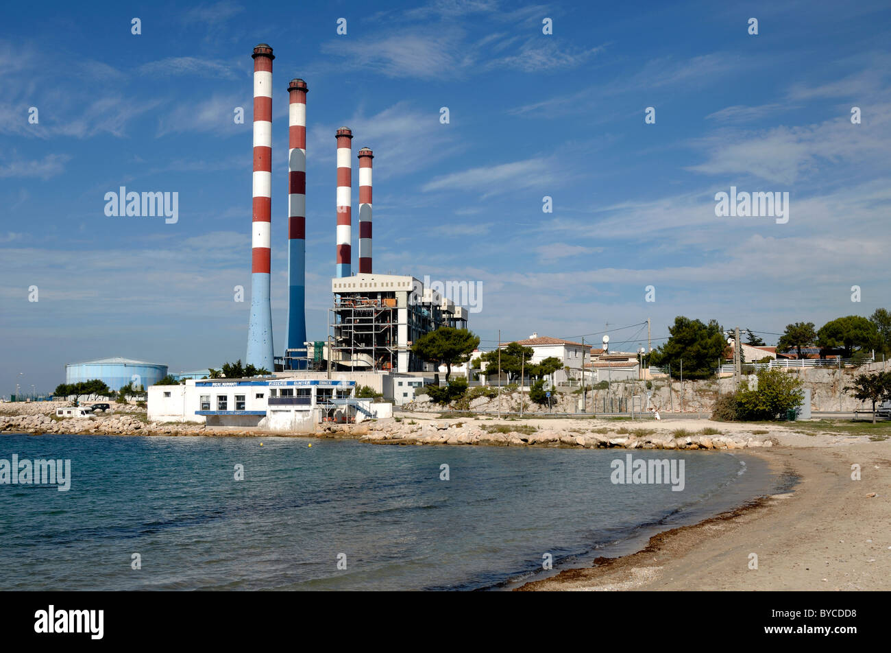 Français de l'électricité EDF Power Station et de grandes cheminées de refroidissement, Ponteau, Martigues, Provence, France Banque D'Images