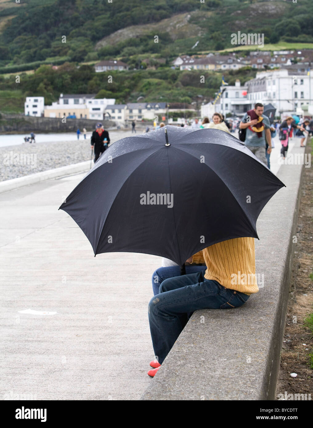 Sous un parapluie golf noir en Irlande Banque D'Images