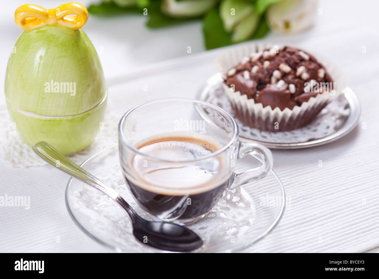 Petit-déjeuner avec du café espresso, chocolat muffin et oeuf dur en eggcup Banque D'Images