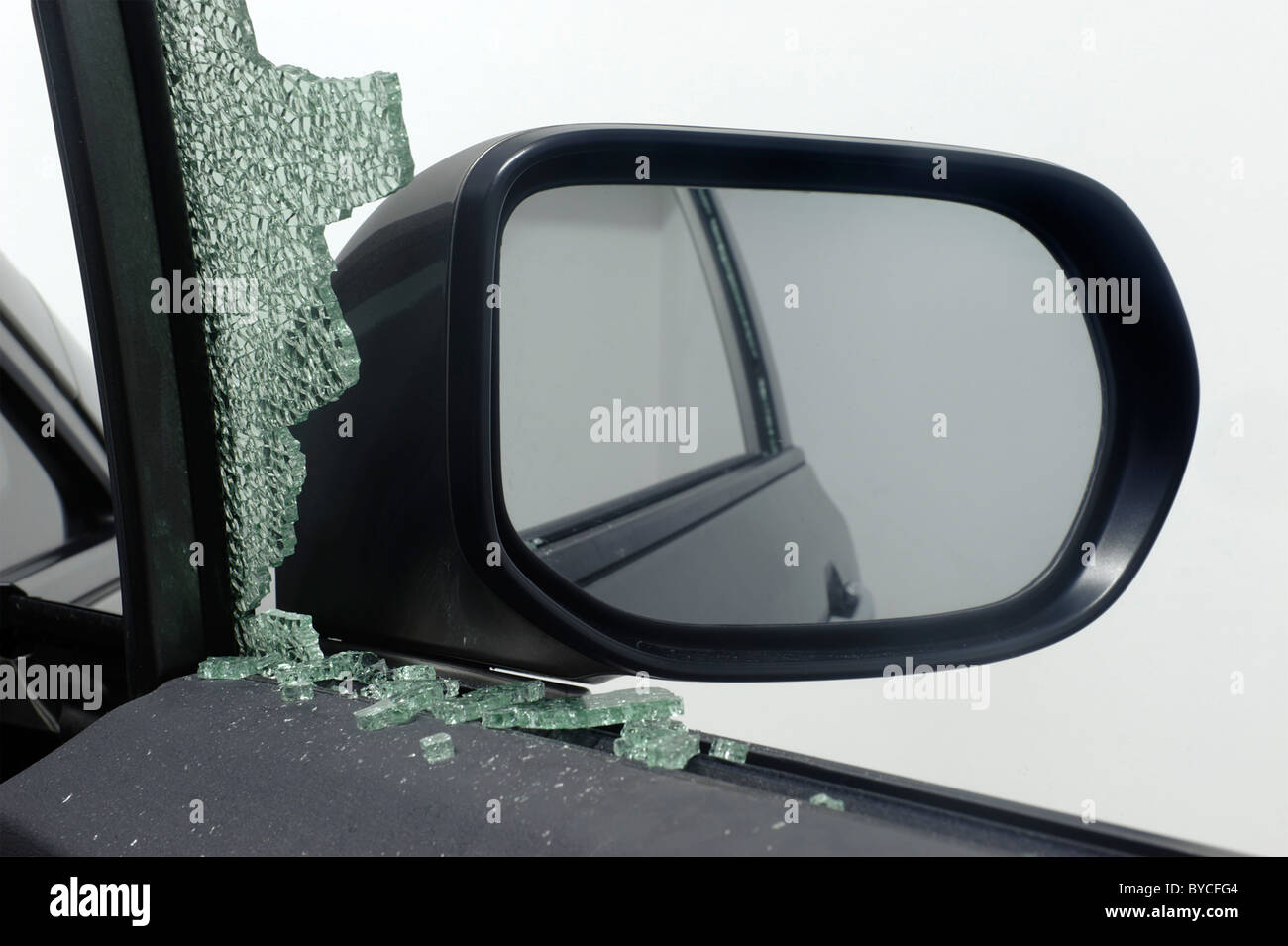 Fenêtre de voiture cassé durant le vol de voiture Banque D'Images