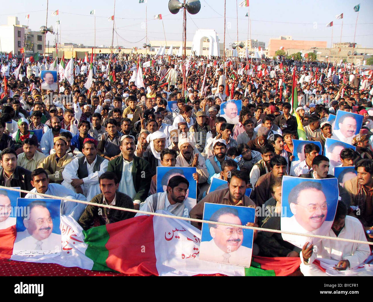 Les partisans de l'Muttehda Qaumi Movement écouter des discours, chef du MQM Altaf Hussain au cours de réunion publique "Qaumi (National) Yakjehti Banque D'Images