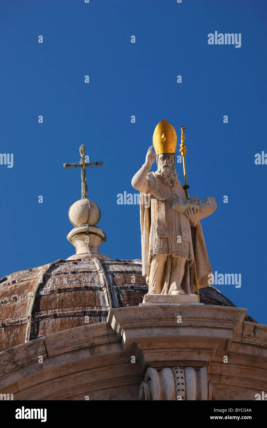 La sculpture de Saint Blaise sur le toit de l'église, de la côte dalmate, Dubrovnik, Croatie, centre historique Banque D'Images