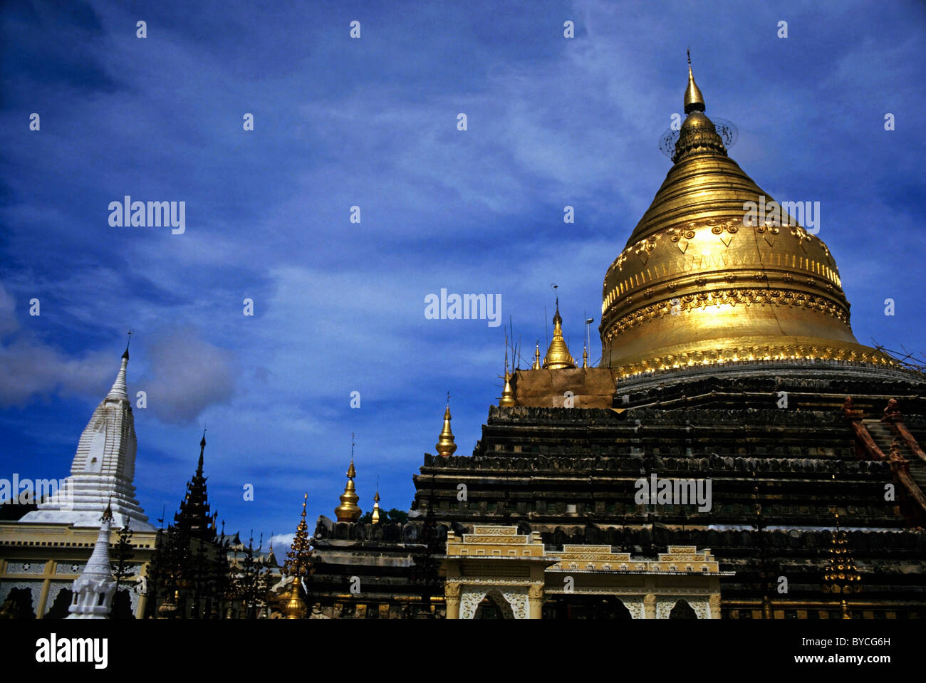 Stupa doré de la Pagode Shwezigon, un célèbre temple bouddhiste du 12ème siècle dans la région de Bagan, Birmanie. Banque D'Images