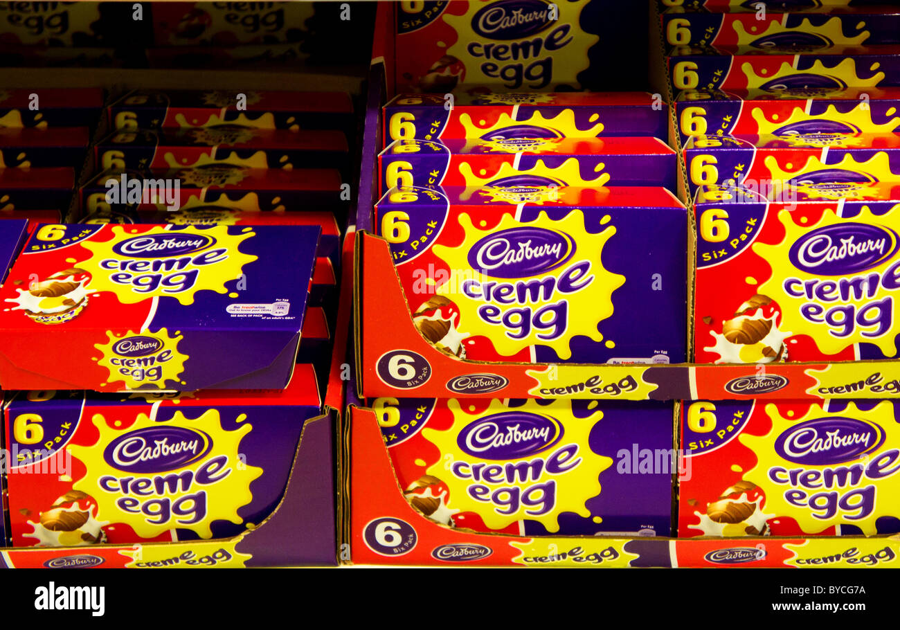 Boîtes de Cadbury creme oeufs dans un supermarché au Royaume-Uni Banque D'Images