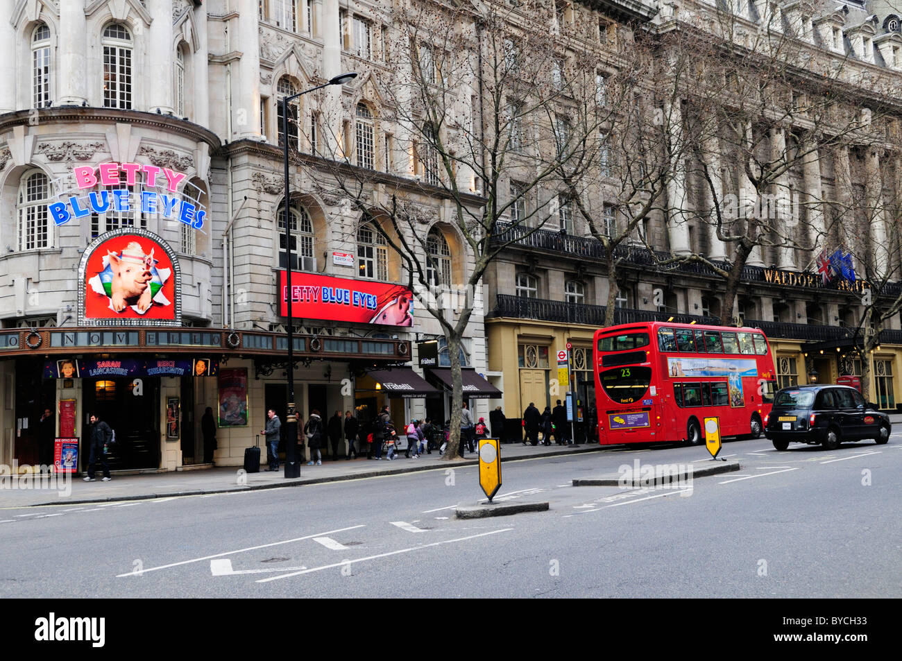Scène de rue avec le Novello Theatre et hôtel Waldorf, Aldwych, London, England, UK Banque D'Images