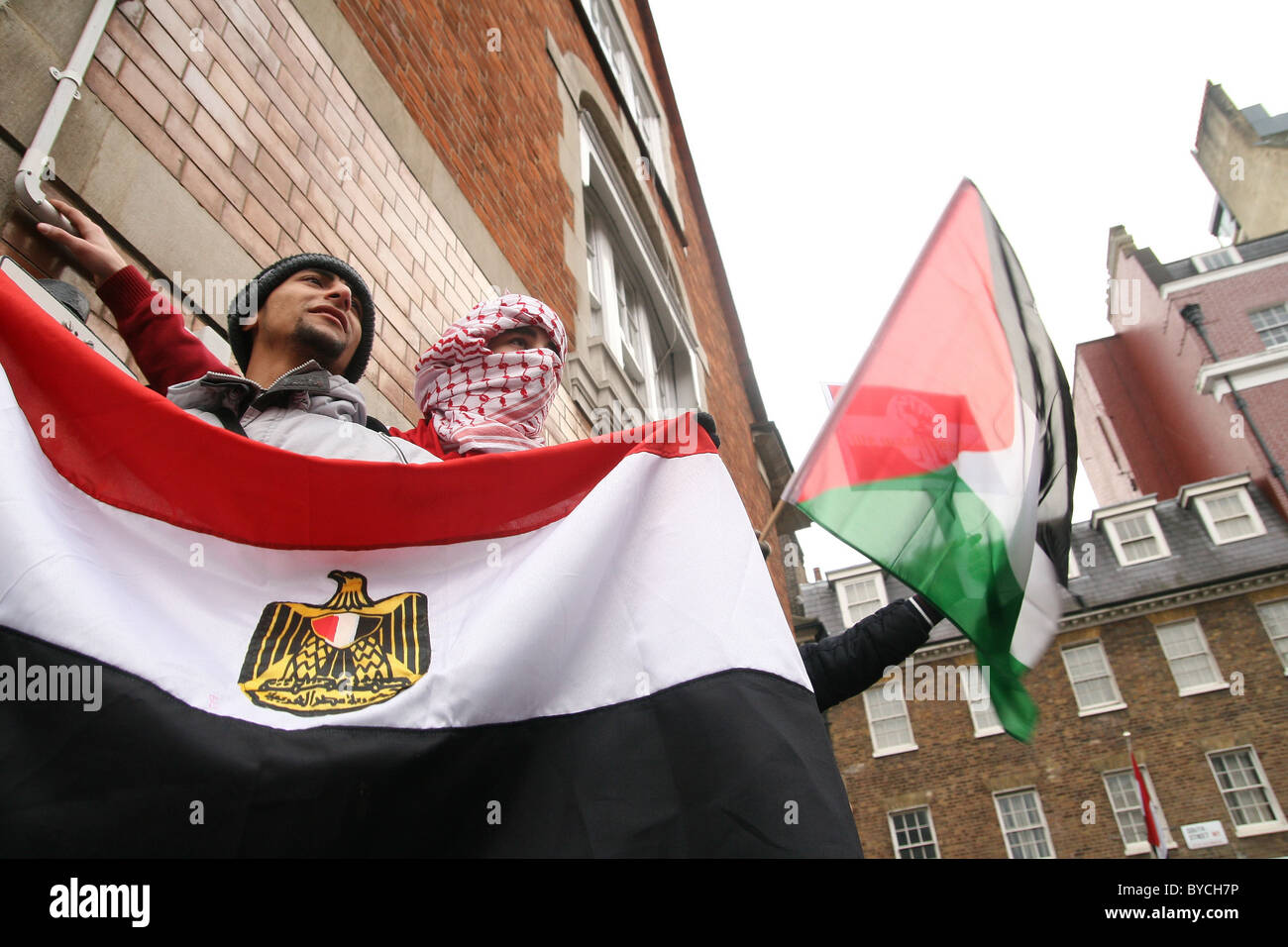 Les manifestants qui protestaient devant l'ambassade égyptienne à Londres Banque D'Images