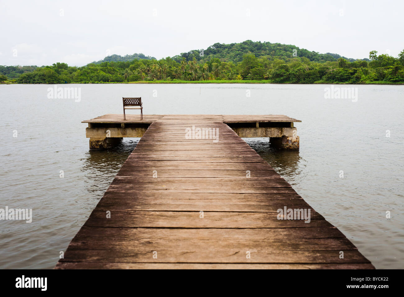 Pier à siège unique sur une baie au Panama Banque D'Images