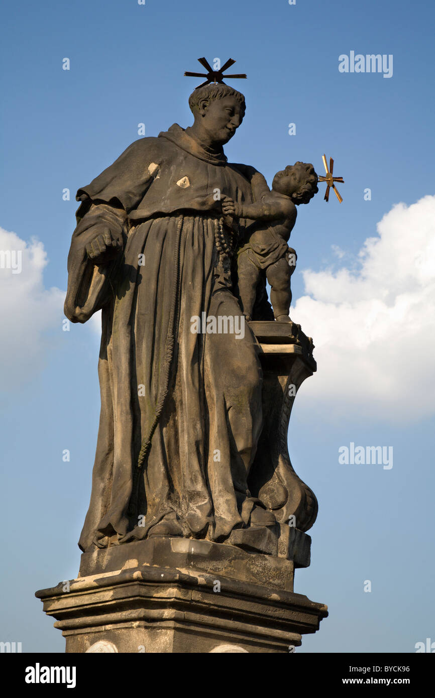 Prague - Pont Charles - la statue de St. Anthony de Padoue par Jan Oldrch Mayer (1707). Banque D'Images