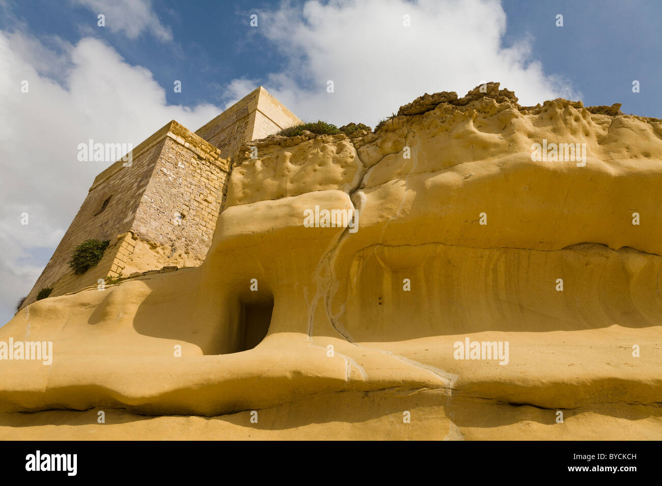 Le tour 1650 en haut de la falaise de grès à Xlendi Bay, Gozo, Malte. Banque D'Images