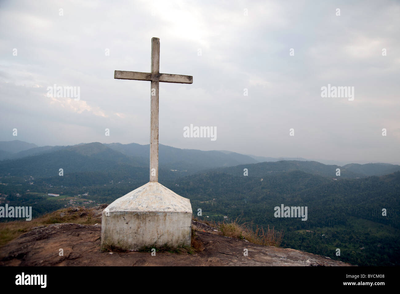 Croix sur une montagne. Un cross situé au sommet d'une colline près de l'endroit de thekkady au Kerala, en Inde avec vue sur l'arrière-plan Banque D'Images