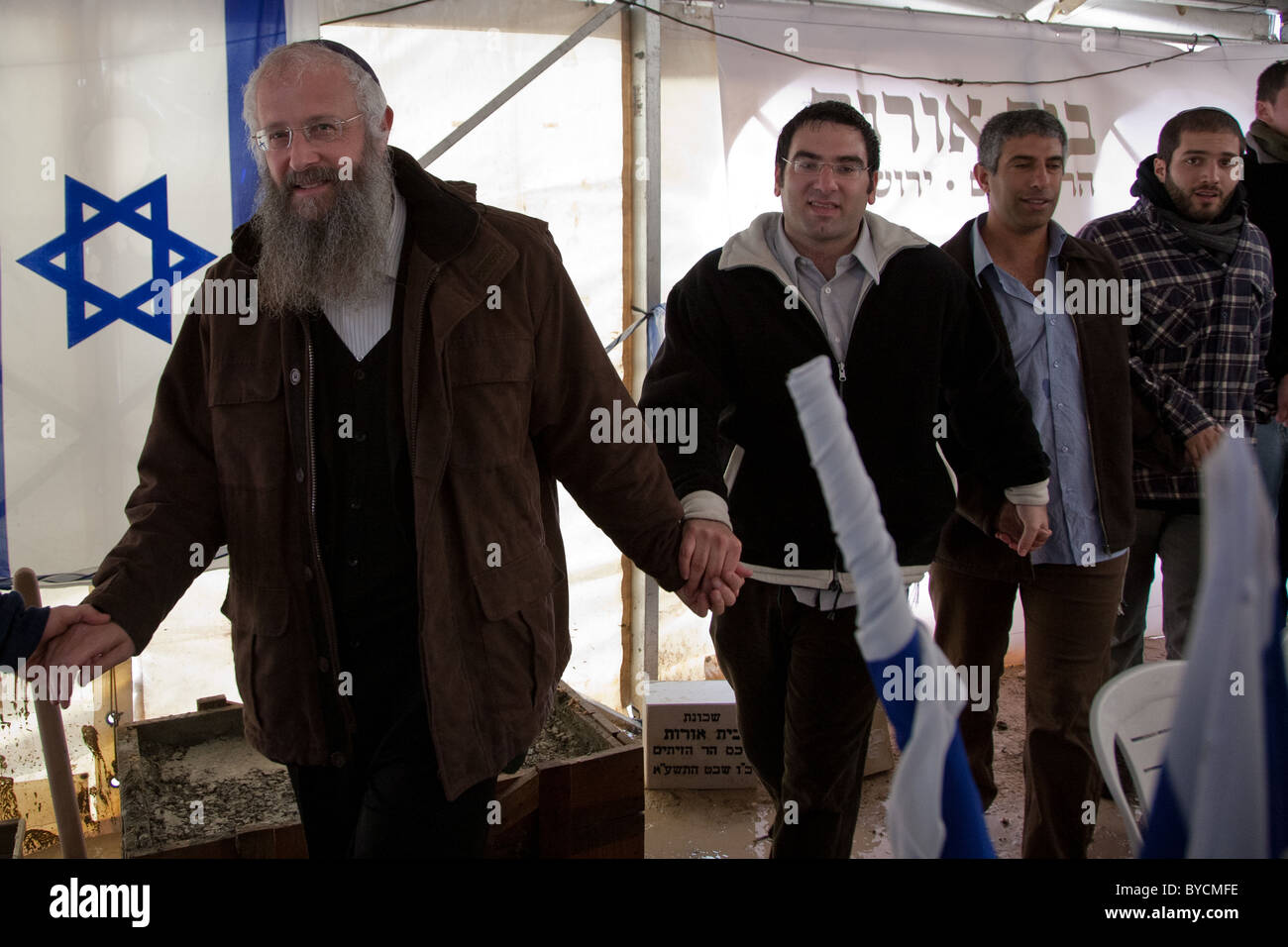 Dani rabbin Issac, chef de Yeshiva Bet-Orot, conduit ses élèves dans le chant et la danse lors d'une cérémonie à Bet-Orot réglage pierre angulaire Banque D'Images