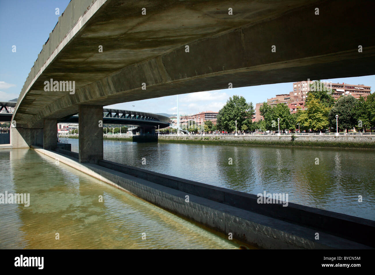 Vue du dessous la passerelle surélevée au Palacio de Congresos y de la musique vers le pont Euskalduna, Bilbao, Espagne. Banque D'Images