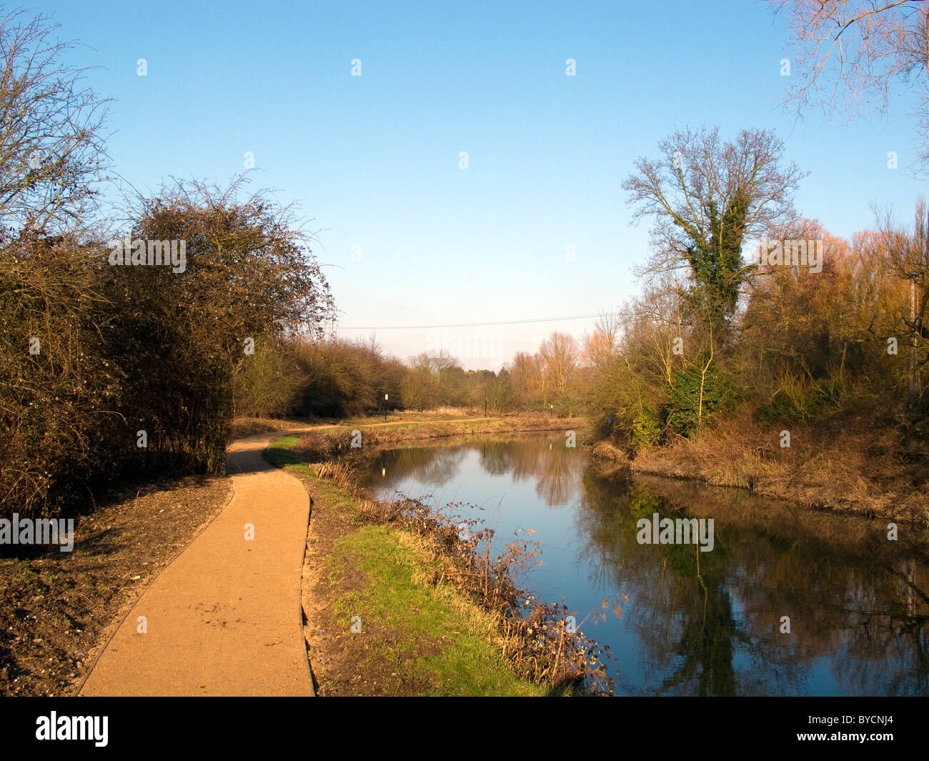 Le nouveau sentier qui longe la rivière La rivière Stort à Harlow, Essex Banque D'Images