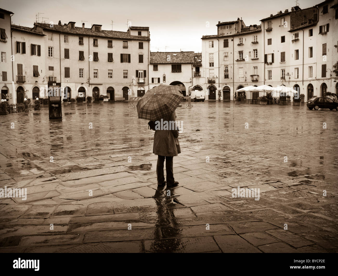 Lucca, Italie, 'Piazza Anfiteatro' Piazza de l'Amphithéâtre, femme avec parapluie Banque D'Images