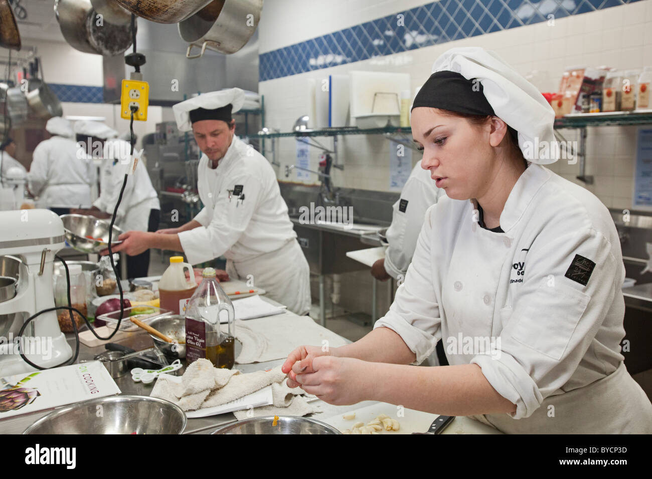 Roseville, Michigan - Un élève prépare la nourriture à l'Académie Culinaire Dorsey, une école de formation professionnelle privés. Banque D'Images