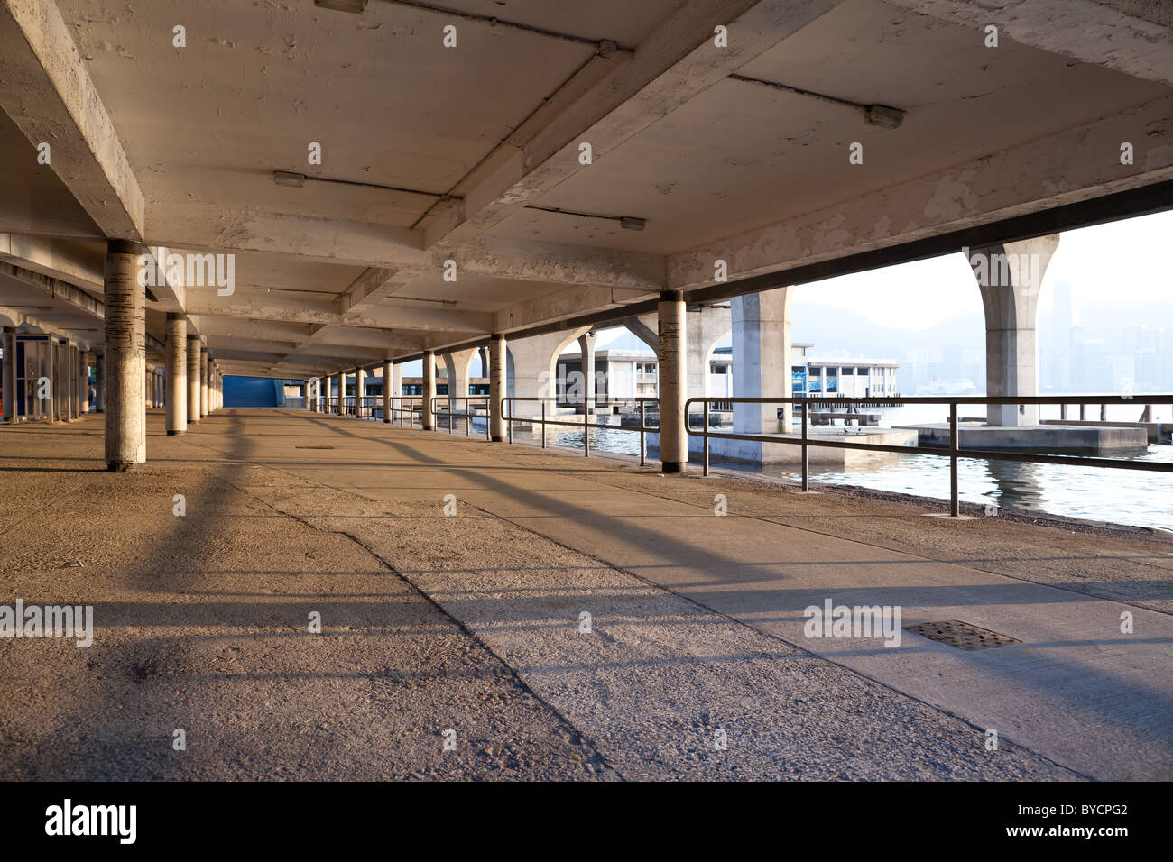 Près de couloir le port de Hong Kong sous le coucher du soleil Banque D'Images