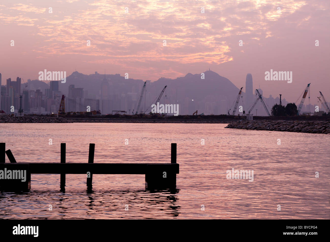Le port de Hong Kong sous le coucher du soleil Banque D'Images