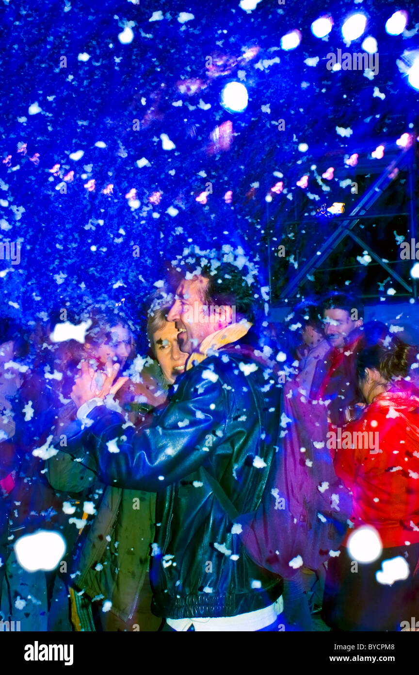 Paris, FRANCE - événements publics - nuit Blanche, couple dansant au bal - (Bal perdue- par Pierre Ardouvin), avec neige artificielle, gens dans la tempête de neige, danser au clair de lune Banque D'Images