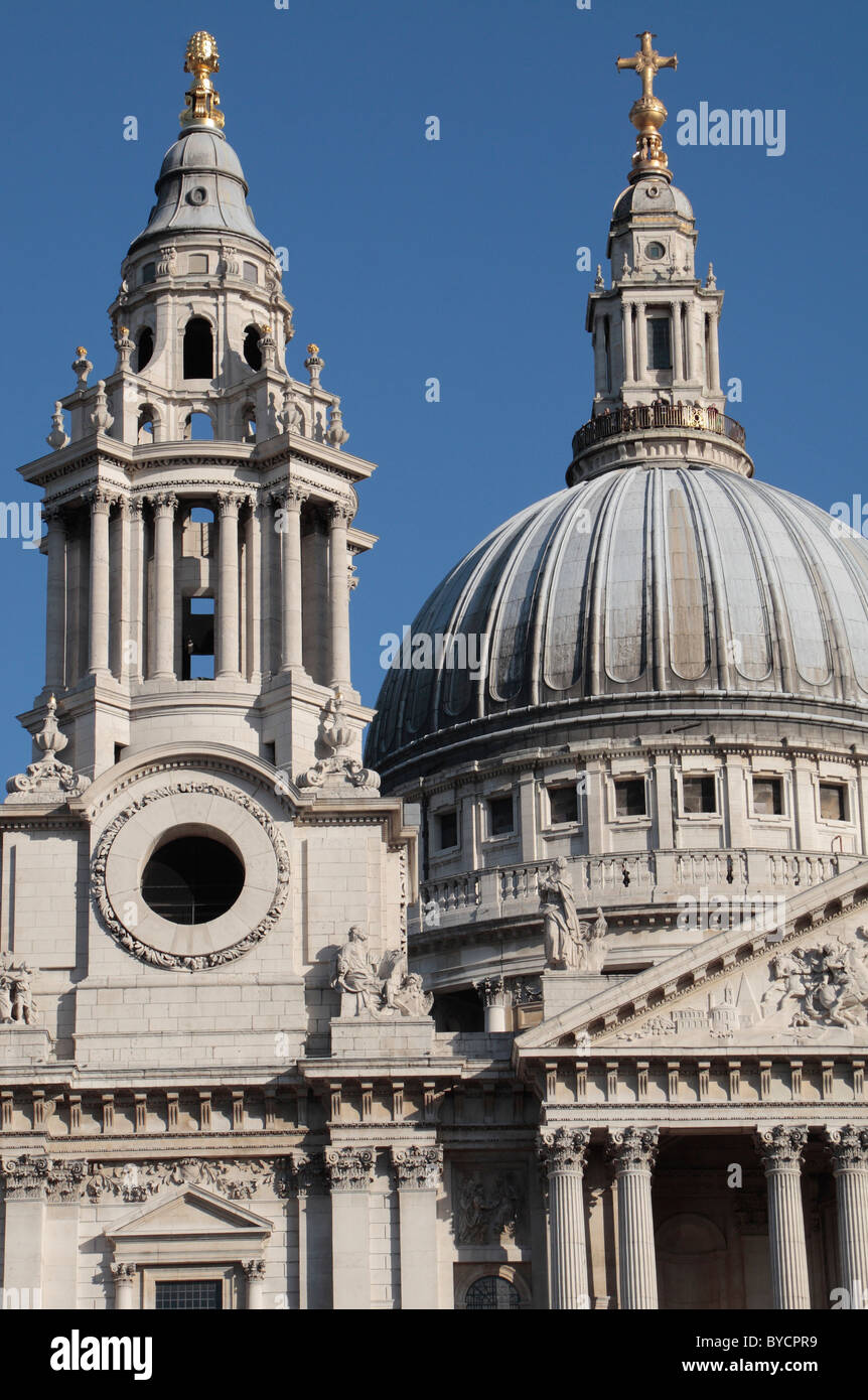 Close up detail du nord de la tour de l'horloge et le dôme de la Cathédrale St Paul vu de Ludgate Hill, Londres, Royaume-Uni. Banque D'Images