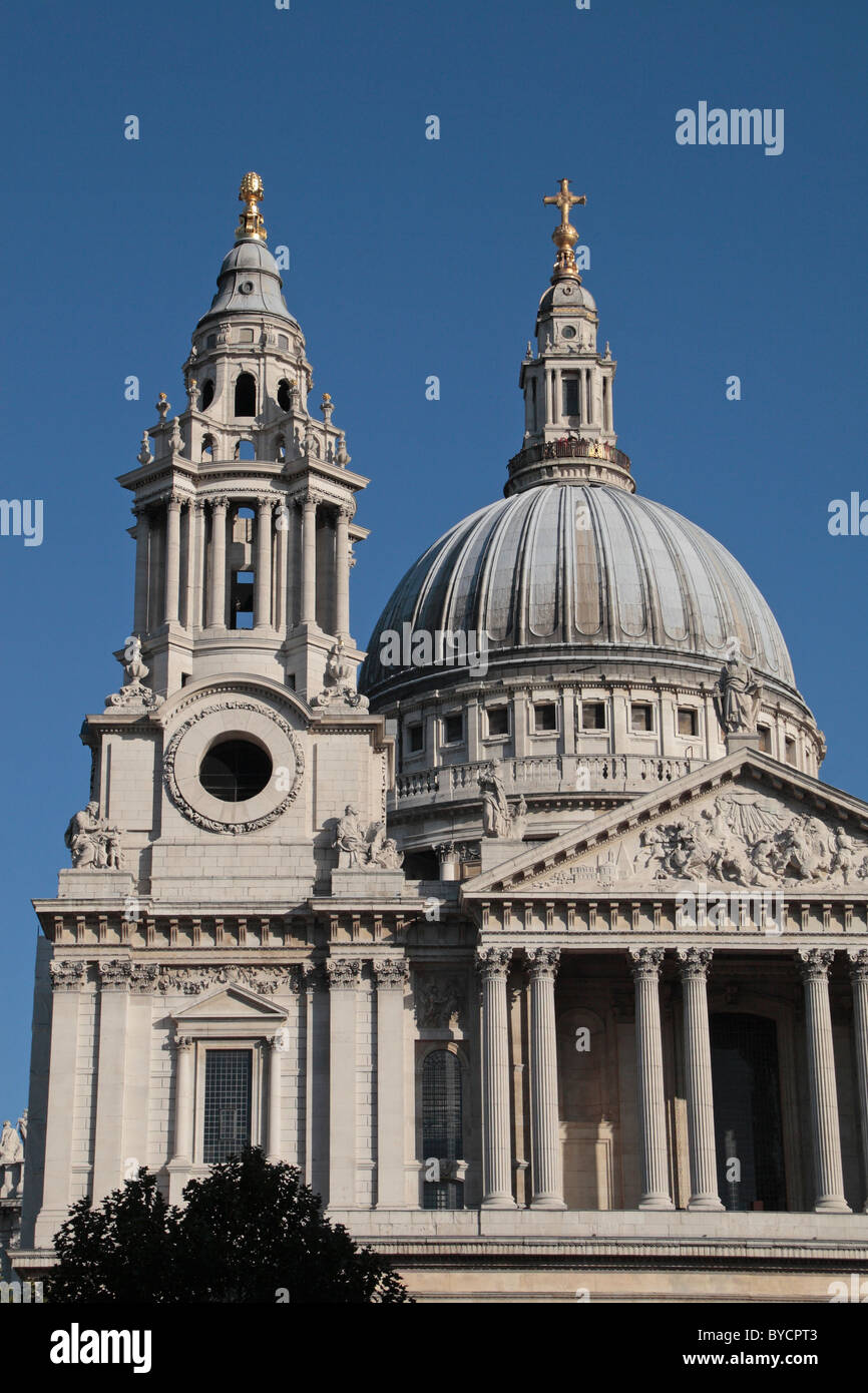 Close up detail du nord de la tour de l'horloge et le dôme de la Cathédrale St Paul vu de Ludgate Hill, Londres, Royaume-Uni. Banque D'Images