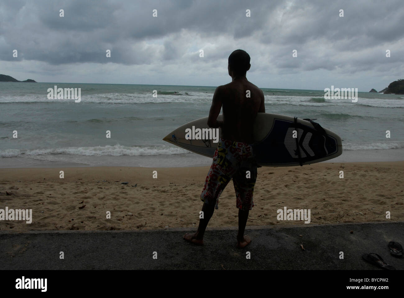 Lonesome surfer sur un jour nuageux , l'île de phuket , Thaïlande Banque D'Images
