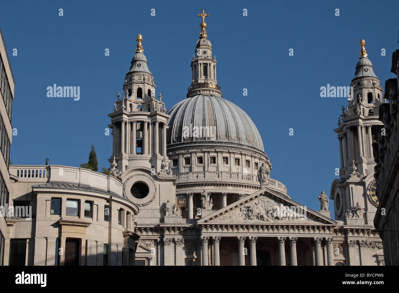 Vue de la Cathédrale St Paul vu de Ludgate Hill, Londres, Royaume-Uni. Banque D'Images