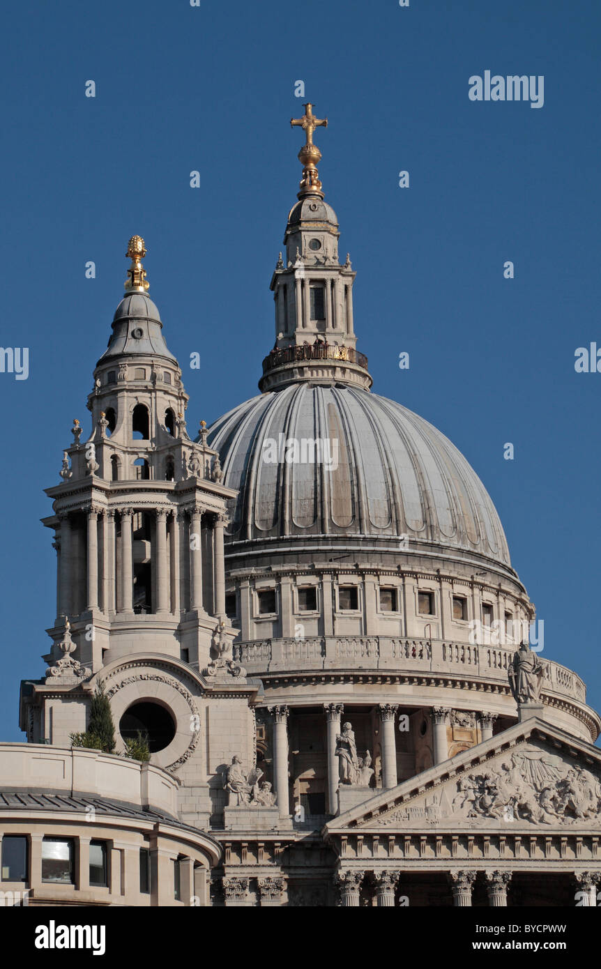 Close up detail du nord de la tour de l'horloge et le dôme de la Cathédrale St Paul vu de Ludgate Hill, Londres, Royaume-Uni. Banque D'Images