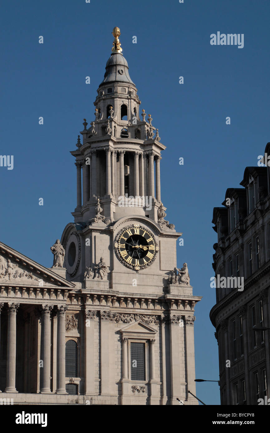 Close up detail de la tour de l'horloge du sud de la Cathédrale St Paul vu de Ludgate Hill, Londres, Royaume-Uni. Banque D'Images
