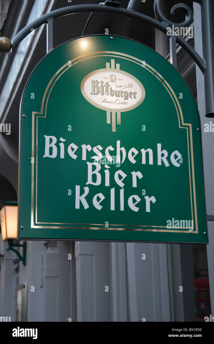 L'Bierschenke Bier Keller (beer hall) sur Essex St Westminster, London, UK Banque D'Images
