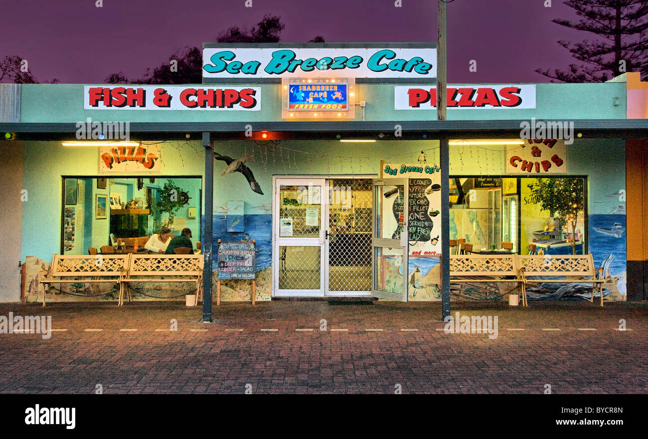 Poisson et chip shop et un café restaurant à Cervantes sur la côte ouest de l'Australie par nuit Banque D'Images