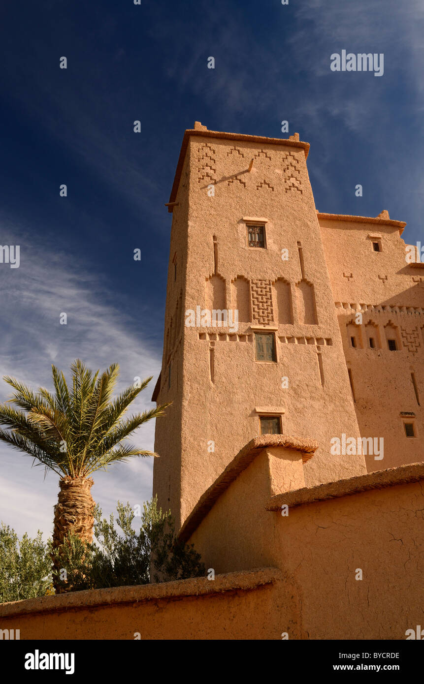 Kasbah Ait Ben Moro boue ocre bâtiment avec palmiers et d'arbre à Skoura Maroc Banque D'Images