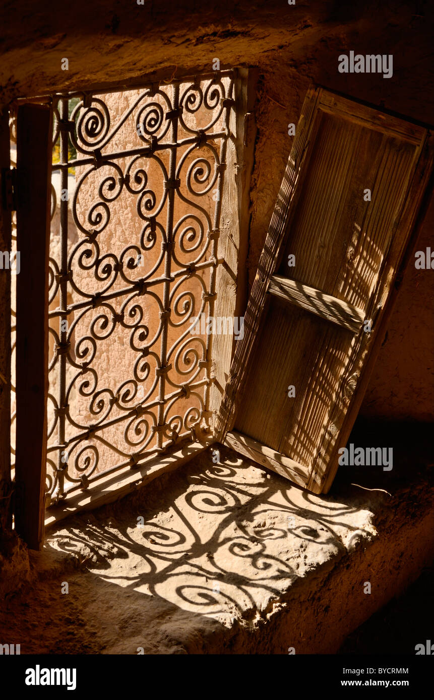 L'ancienne grille de fenêtre et l'obturateur dans la Kasbah Amerhidil historique dans l'oasis de Skoura Maroc Banque D'Images