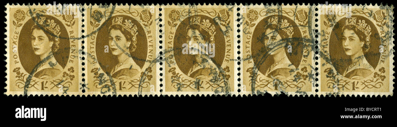 Feuille de vieux timbres de Grande-Bretagne avec le portrait de la reine Elizabeth II Banque D'Images