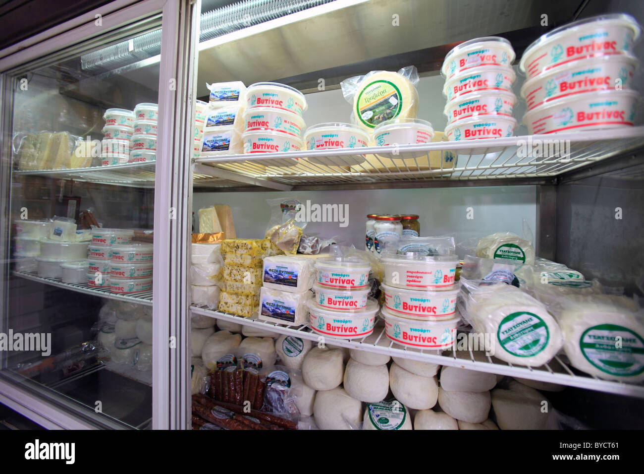 Grèce péloponnèse arcadia vitina intérieur d'une boutique de produits laitiers Banque D'Images