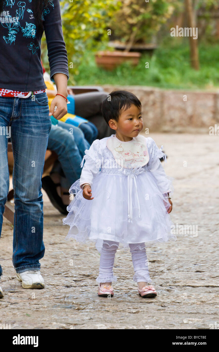 Belle petite fille tres jeune Chinois of building robe blanche dans la region de Lijiang Yunnan Province China. JMH4773 Photo Stock Alamy