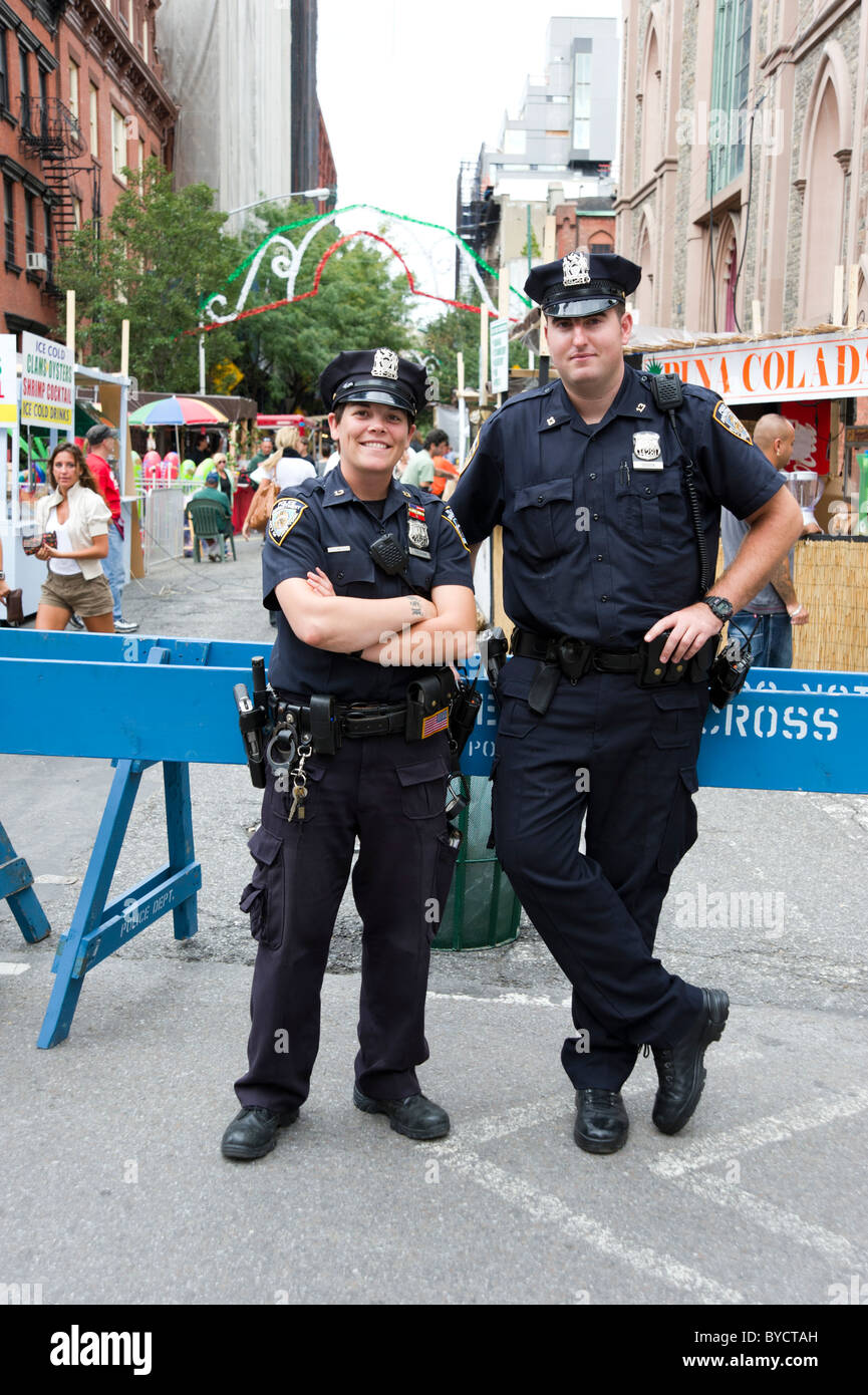 La police de New York qui pose pour une photo, New York City, USA Banque D'Images