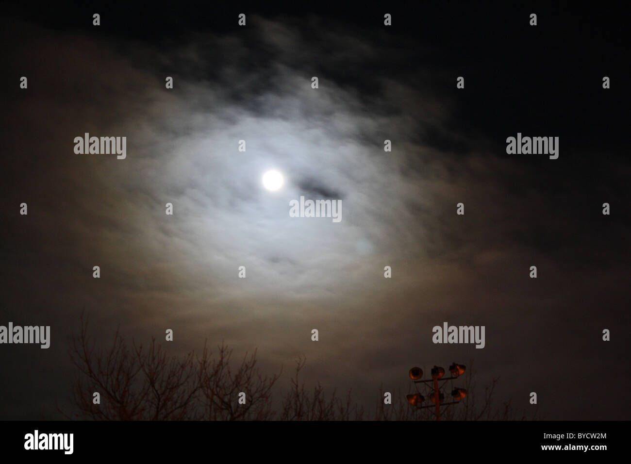 La lune dans le ciel de nuit froide Banque D'Images La lune dans le ciel de nuit froide Banque D'Images