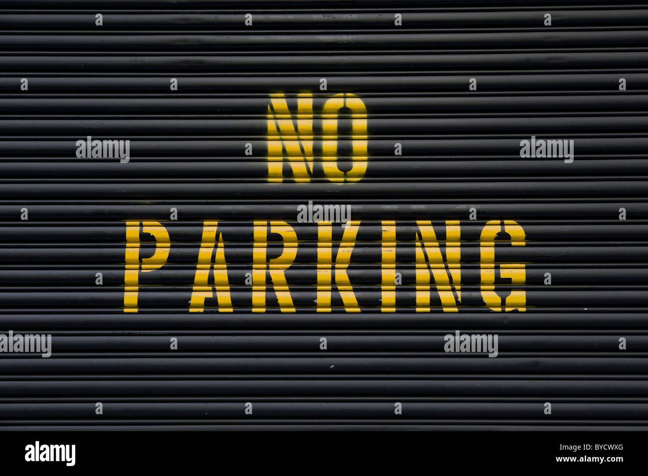 No Parking sign sur l'obturateur de sécurité métallique, USA Banque D'Images