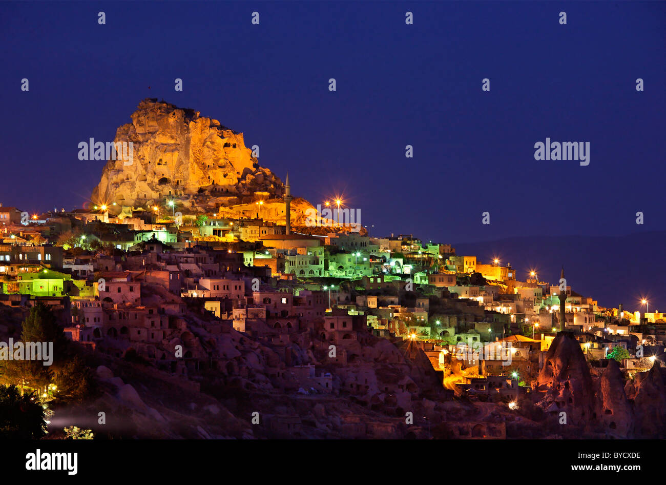 Beau village d'Uchisar avec son spectaculaire château rocheux, de nuit. Nevsehir, Cappadoce, Turquie Banque D'Images