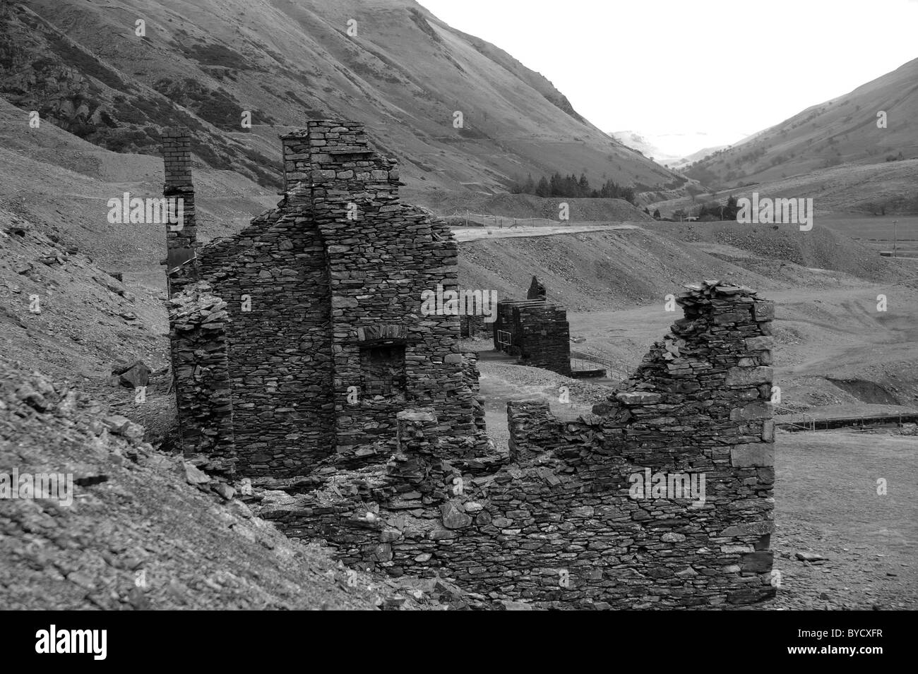 L'une des nombreuses ruines à la Cwmystwyth Mines d'argent/de plomb au milieu du Pays de Galles. L'ancienne mine de plomb Cwmystwyth dans l'angle supérieur d'Afon Ystwyt Banque D'Images