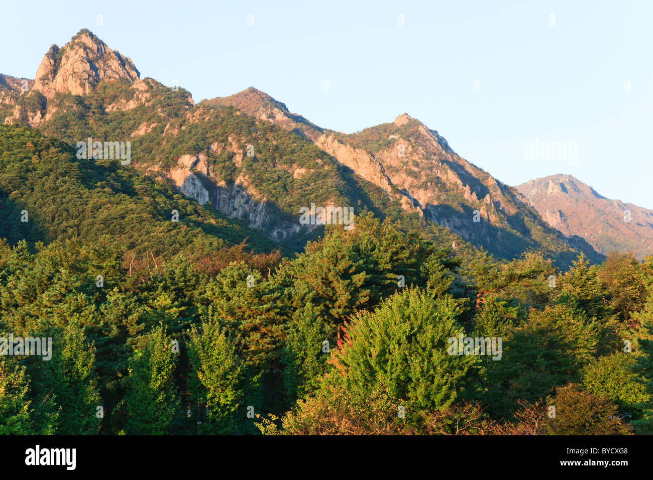Montagnes Seoraksan lever du soleil, de Corée du Sud Banque D'Images