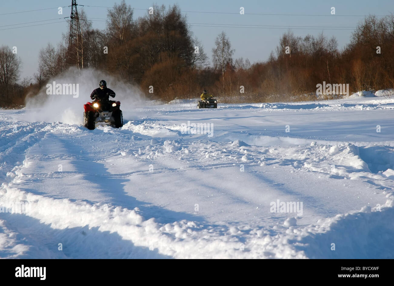 Véhicule tout terrain en mouvement à l'hiver Banque D'Images